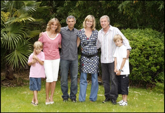 Yves Rénier, sa femme Karin et leurs enfants Jules et Oscar avec Paul Belmondo et sa femme Luana.