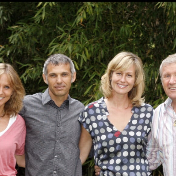 Yves Rénier, sa femme Karin et leurs enfants Jules et Oscar avec Paul Belmondo et sa femme Luana.