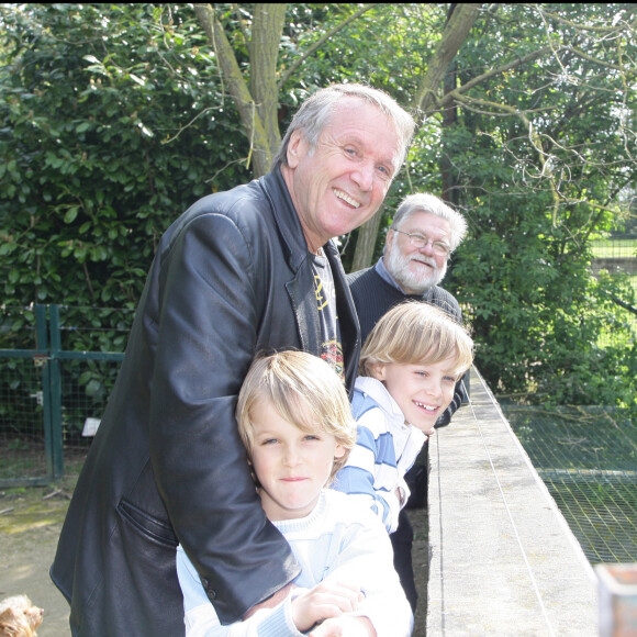 Yves Rénier et ses fils Jules et Oscar au centre de convalescence animalier L'Arche, près de Laval.