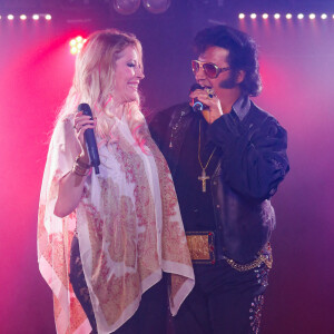 Exclusif - Loana (Loana Petrucciani), Eric Prayer (sosie d'Elvis Presley) - Concert de Eryl Prayer (sosie d'Elvis Presley) lors de la tournée "Elvis Tour intimiste" avec la participation de Loana au bateau théâtre "Le Nez Rouge" à Paris, le 26 juin 2021. © Christophe Clovis / Bestimage
