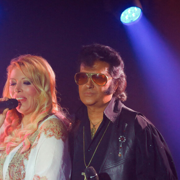 Exclusif - Loana (Loana Petrucciani), Eric Prayer (sosie d'Elvis Presley) - Concert de Eryl Prayer (sosie d'Elvis Presley) lors de la tournée "Elvis Tour intimiste" avec la participation de Loana au bateau théâtre "Le Nez Rouge" à Paris, le 26 juin 2021. © Christophe Clovis / Bestimage