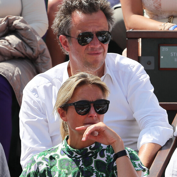 Anne-Sophie Lapix et son mari Arthur Sadoun dans les tribunes lors de la finale homme des Internationaux de Tennis de Roland-Garros à Paris le 11 juin 2017