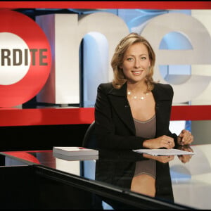 Anne-Sophie Lapix présente l'émission "Zone Interdite" sur M6, en 2005.