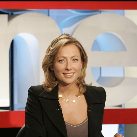 Anne-Sophie Lapix présente l'émission "Zone Interdite" sur M6, en 2005.