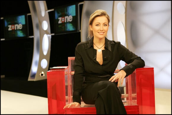 Anne-Sophie Lapix présente l'émission "Zone Interdite" sur M6, en 2005.