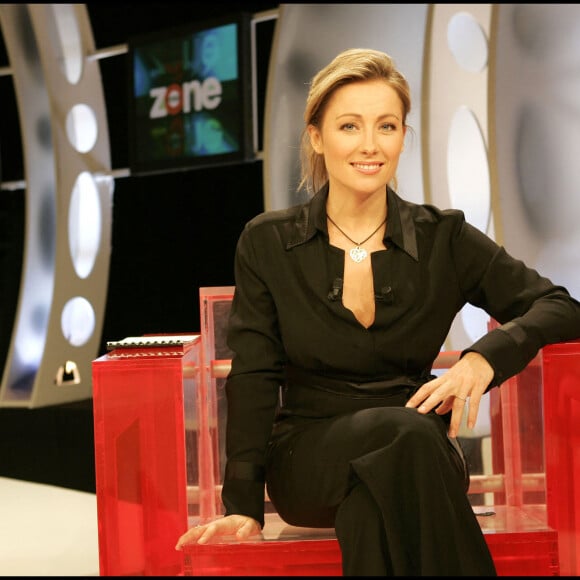 Anne-Sophie Lapix présente l'émission "Zone Interdite" sur M6, en 2005.