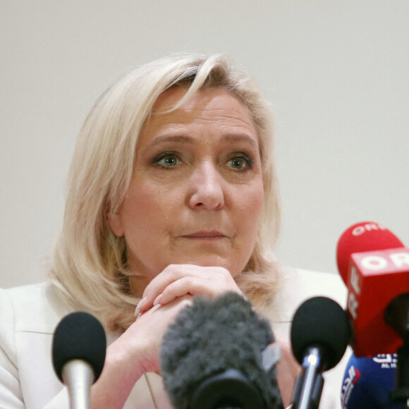 Marine Le Pen, candidate au second tour de l'élection présidentielle, donne une conférence de presse pour présenter son projet de politique internationale à Paris, le 13 avril 2022.