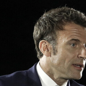 Le président de la République française et candidat du parti centriste La République en marche (LREM) à la réélection, Emmanuel Macron lors d'un rassemblement sur la place du château de Strasbourg, dans l'Est de la France, le 12 avril 2022