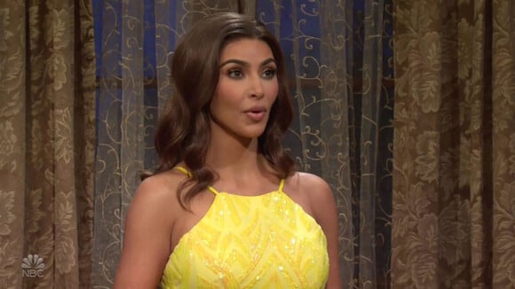Kim Kardashian parodie l'émission de TV réalité "The Bachelorette" sur le plateau de l'émission "Saturday Night Live" (SNL), le 9 octobre 2021. 