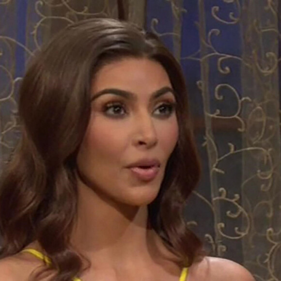 Kim Kardashian parodie l'émission de TV réalité "The Bachelorette" sur le plateau de l'émission "Saturday Night Live" (SNL), le 9 octobre 2021. 