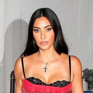 Kim Kardashian porte un pantalon en cuir noir et un top à motif "serpent" rouge pour un dîner au restaurant à Los Angeles