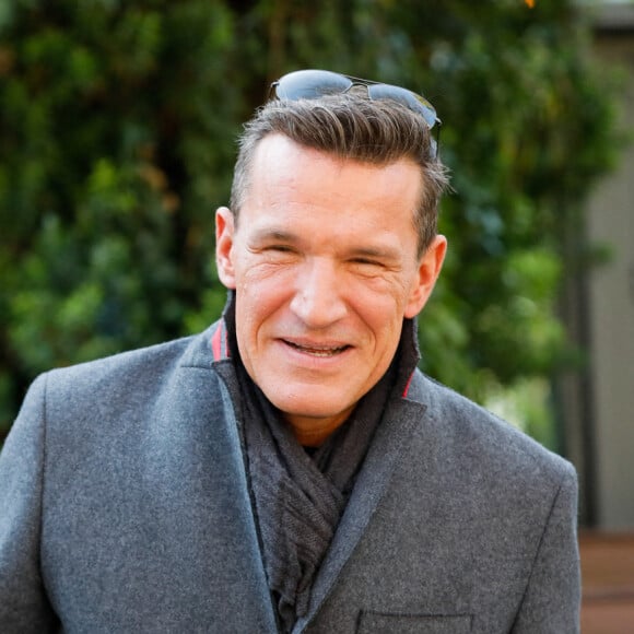 Benjamin Castaldi quitte le studio Gabriel à Paris, après l'enregistrement de l'émission "Vivement Dimanche" consacrée à Y.Montand et diffusée le 14 novembre 2021 sur France 2. Le 28 octobre 2021. © Christophe Clovis / Bestimage
