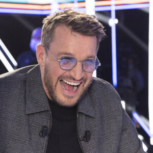 Exclusif - Benjamin Castaldi porte des lunettes, après son opération des yeux pour les "ouvrir" un peu plus - Enregistrement de l'émission "TPMP (Touche Pas à Mon Poste)", présentée par C.Hanouna et diffusée en direct sur C8 le 12 avril © Jack Tribeca / Bestimage 