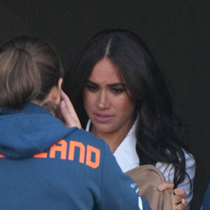 Meghan Markle prête son manteau à une athlète pour couvrir son bébé lors de la réception organisée par la ville de La Haye et le ministère néerlandais de la Défense, au Nations Home, la veille de l'ouverture des Invictus Games 2020 à Zuiderpark, La Haye, le 15 avril 2022. 