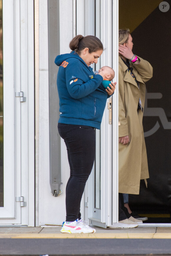 Meghan Markle prête son manteau à une athlète pour couvrir son bébé lors de la réception organisée par la ville de La Haye et le ministère néerlandais de la Défense, au Nations Home, la veille de l'ouverture des Invictus Games 2020 à Zuiderpark, La Haye, le 15 avril 2022. 