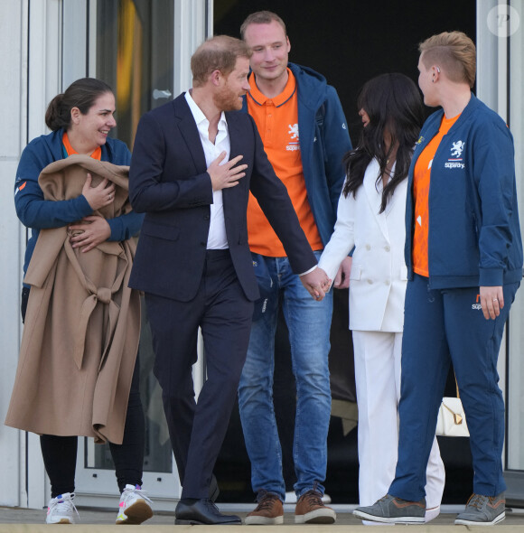 Meghan Markle prête son manteau à une athlète pour couvrir son bébé lors de la réception organisée par la ville de La Haye et le ministère néerlandais de la Défense, au Nations Home, la veille de l'ouverture des Invictus Games 2020 à Zuiderpark, La Haye, le 15 avril 2022. 