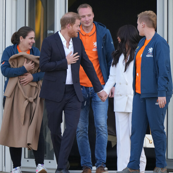 Meghan Markle prête son manteau à une athlète pour couvrir son bébé lors de la réception organisée par la ville de La Haye et le ministère néerlandais de la Défense, au Nations Home, la veille de l'ouverture des Invictus Games 2020 à Zuiderpark, La Haye, le 15 avril 2022. 