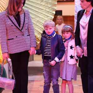 Camille Gottlieb, Le prince Jacques de Monaco, marquis des Baux, La princesse Gabriella de Monaco, comtesse de Carladès, La princesse Stéphanie de Monaco - La princesse Stéphanie de Monaco assiste, avec ses filles et ses neveux, à la représentation des élèves de l'école du cirque de Kiev au Festival du cirque de Monte-Carlo, le 16 avril 2022. 