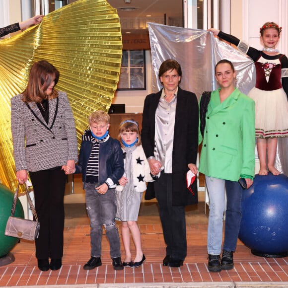 Camille Gottlieb, Le prince Jacques de Monaco, marquis des Baux, La princesse Gabriella de Monaco, comtesse de Carladès, La princesse Stéphanie de Monaco, Pauline Ducruet - La princesse Stéphanie de Monaco assiste, avec ses filles et ses neveux, à la représentation des élèves de l'école du cirque de Kiev au Festival du cirque de Monte-Carlo, le 16 avril 2022. 