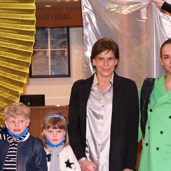 Camille Gottlieb, Le prince Jacques de Monaco, marquis des Baux, La princesse Gabriella de Monaco, comtesse de Carladès, La princesse Stéphanie de Monaco, Pauline Ducruet - La princesse Stéphanie de Monaco assiste, avec ses filles et ses neveux, à la représentation des élèves de l'école du cirque de Kiev au Festival du cirque de Monte-Carlo, le 16 avril 2022. 