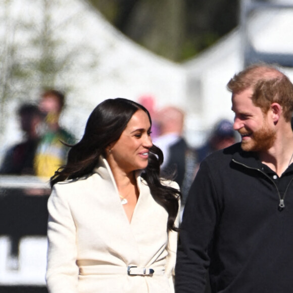 Le prince Harry et Meghan Markle assistent à la finale d'athlétisme, au deuxième jour des Invictus Games 2020 à La Haye, le 17 avril 2022. 