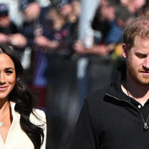 Le prince Harry et Meghan Markle assistent à la finale d'athlétisme, au deuxième jour des Invictus Games 2020 à La Haye, le 17 avril 2022. 