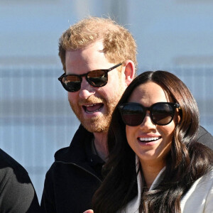 Le prince Harry et Meghan Markle assistent à la finale d'athlétisme, au deuxième jour des Invictus Games 2020 à La Haye, le 17 avril 2022. 