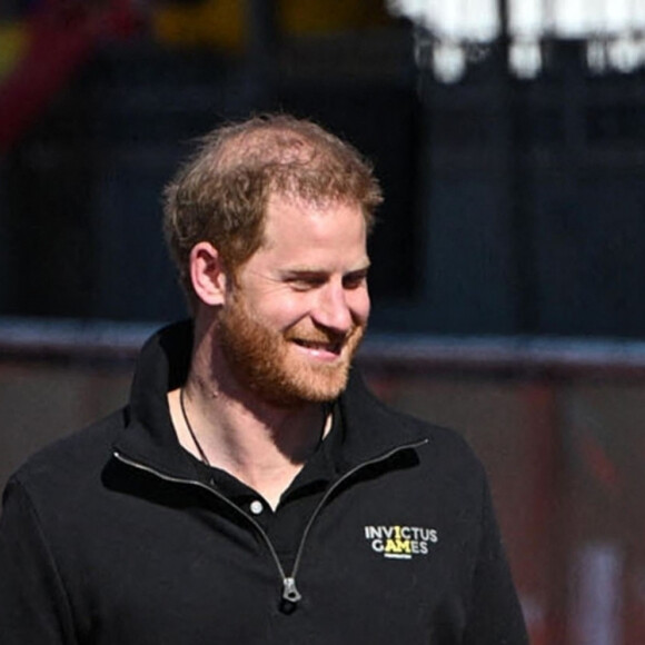 Le prince Harry et Meghan Markle assistent à la finale d'athlétisme, au deuxième jour des Invictus Games 2020 à La Haye, le 17 avril 2022. 