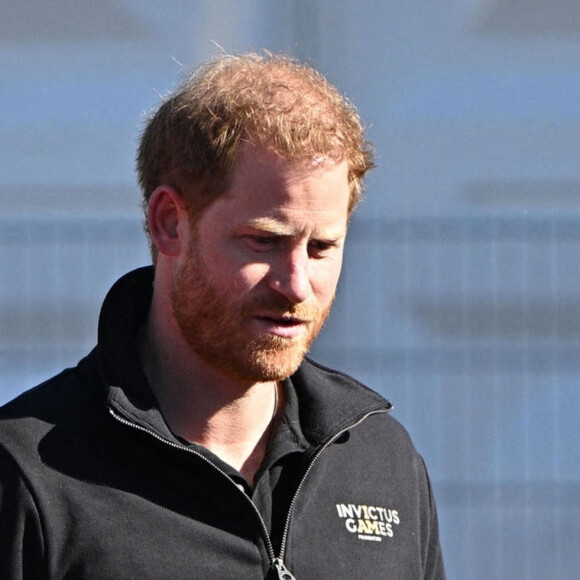 Le prince Harry assiste à la finale d'athlétisme, au deuxième jour des Invictus Games 2020 à La Haye, le 17 avril 2022. 