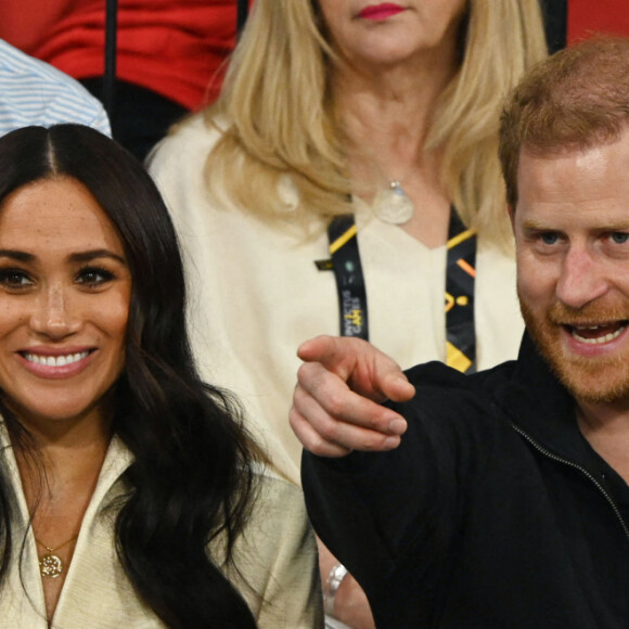 Le prince Harry et Meghan Markle assistent à la finale d'athlétisme, au deuxième jour des Invictus Games 2020 à La Haye, le 17 avril 2022. 