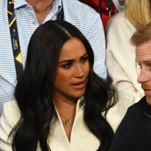 Le prince Harry et Meghan Markle assistent à la finale d'athlétisme, au deuxième jour des Invictus Games 2020 à La Haye, le 17 avril 2022. 