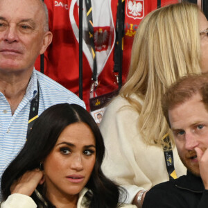 Le prince Harry et Meghan Markle assistent à la finale d'athlétisme, au deuxième jour des Invictus Games 2020 à La Haye, le 17 avril 2022. 