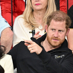 Le prince Harry et Meghan Markle assistent à la finale d'athlétisme, au deuxième jour des Invictus Games 2020 à La Haye, le 17 avril 2022. 