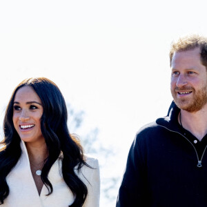 Le prince Harry et Meghan Markle assistent à la finale d'athlétisme, au deuxième jour des Invictus Games 2020 à La Haye, le 17 avril 2022. 