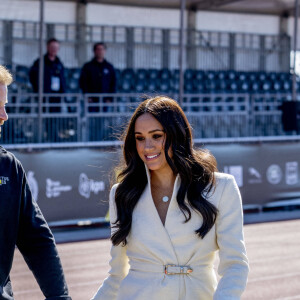 Le prince Harry et Meghan Markle assistent à la finale d'athlétisme, au deuxième jour des Invictus Games 2020 à La Haye, le 17 avril 2022. 