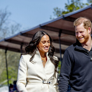 Le prince Harry et Meghan Markle assistent à la finale d'athlétisme, au deuxième jour des Invictus Games 2020 à La Haye, le 17 avril 2022. 