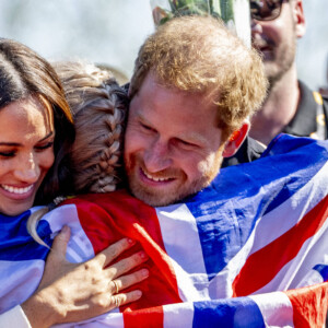 Le prince Harry et Meghan Markle assistent à la finale d'athlétisme, au deuxième jour des Invictus Games 2020 à La Haye, le 17 avril 2022. 