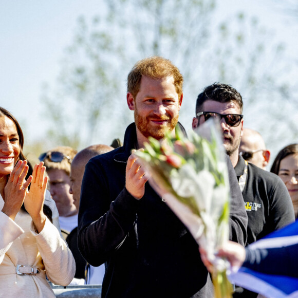 Le prince Harry et Meghan Markle assistent à la finale d'athlétisme, au deuxième jour des Invictus Games 2020 à La Haye, le 17 avril 2022. 