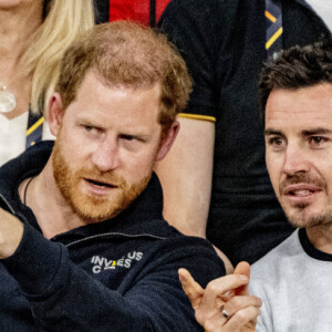 Le prince Harry et Meghan Markle assistent à la finale d'athlétisme, au deuxième jour des Invictus Games 2020 à La Haye, le 17 avril 2022. 