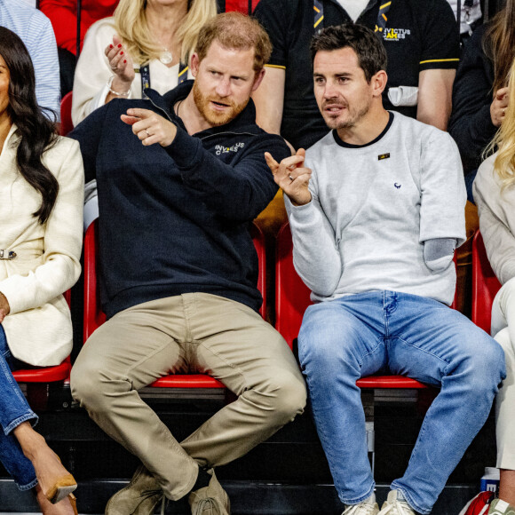 Le prince Harry et Meghan Markle assistent à la finale d'athlétisme, au deuxième jour des Invictus Games 2020 à La Haye, le 17 avril 2022. 