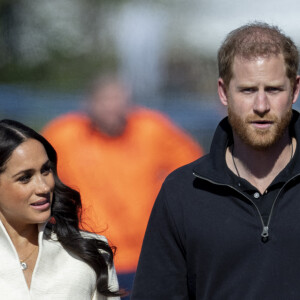 Le prince Harry et Meghan Markle assistent à la finale d'athlétisme, au deuxième jour des Invictus Games 2020 à La Haye, le 17 avril 2022. 