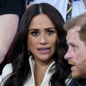 Le prince Harry et Meghan Markle assistent à la finale d'athlétisme, au deuxième jour des Invictus Games 2020 à La Haye, le 17 avril 2022. 