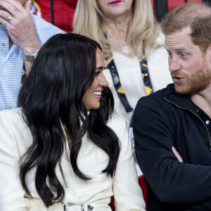 Le prince Harry et Meghan Markle assistent à la finale d'athlétisme, au deuxième jour des Invictus Games 2020 à La Haye, le 17 avril 2022. 