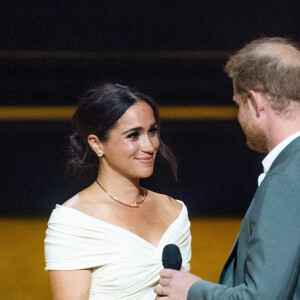 Le prince Harry et Meghan Markle lors de la cérémonie d'ouverture des Invictus Games 2020 à La Haye, le 16 avril 2022. 