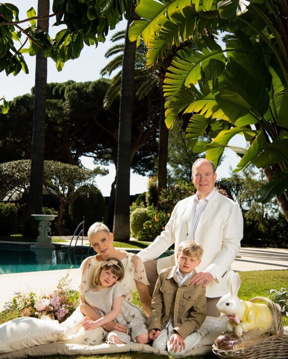 Albert et Charlene de Monaco avec leurs jumeaux Jacques et Gabriella pour fêter Pâques.