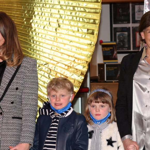 Camille Gottlieb, Le prince Jacques de Monaco, marquis des Baux, La princesse Gabriella de Monaco, comtesse de Carladès, La princesse Stéphanie de Monaco, Pauline Ducruet - La princesse Stéphanie de Monaco assiste, avec ses filles et ses neveux, au spectacle caritatif au profit des écoles de cirque ukrainiennes, donné par les élèves de l'école du cirque de Kiev, lors du Festival du cirque de Monte-Carlo au théâtre Princesse Grace, le 16 avril 2022. 