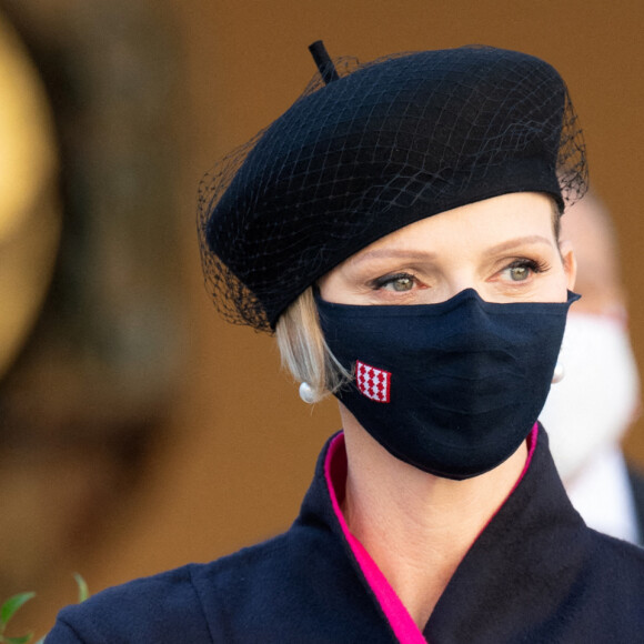 La princesse Charlène de Monaco - La famille princière assiste à une cérémonie de remise de médaille dans la cours du Palais de Monaco lors de la Fête Nationale 2020 de la principauté de Monaco le 19 novembre 2020. © David Nivière / Pool / Bestimage