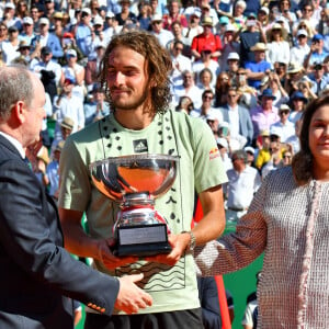 Le prince Albert II de Monaco, Stefanos Tsisipas et Mélanie de Massy durant la finale du Monte-Carlo Rolex Masters 2022 à Roquebrune Cap Martin, le 17 avril 2022. Le grec Stefanos Tsisipas a remporté pour la seconde fois le tournoi en battant l'espagnol Alejandro Davidovich Fokina en 2 sets (6-3, 7-6). © Bruno Bebert / Bestimage 