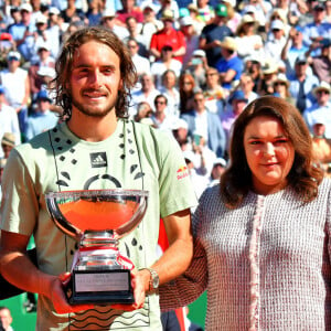 Le prince Albert II de Monaco, Stefanos Tsisipas et Mélanie de Massy durant la finale du Monte-Carlo Rolex Masters 2022 à Roquebrune Cap Martin, le 17 avril 2022. Le grec Stefanos Tsisipas a remporté pour la seconde fois le tournoi en battant l'espagnol Alejandro Davidovich Fokina en 2 sets (6-3, 7-6). © Bruno Bebert / Bestimage 