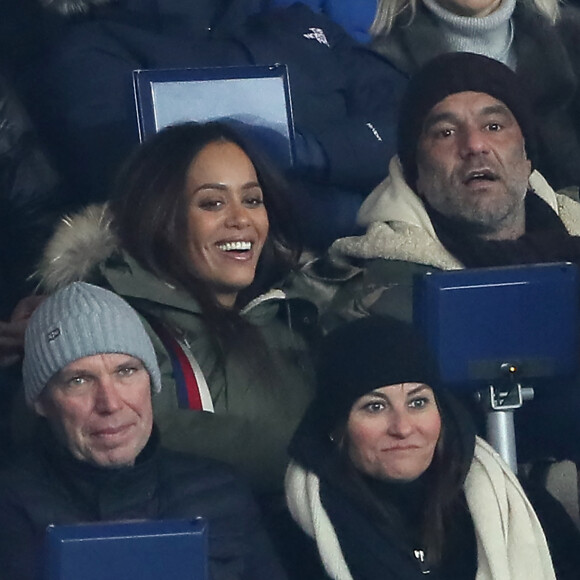 Amel Bent et son mari Patrick Antonelli (DR) dans les tribunes lors du match de Ligue 1 "PSG - OM (3-0)" au Parc des Princes à Paris, le 25 février 2018. 